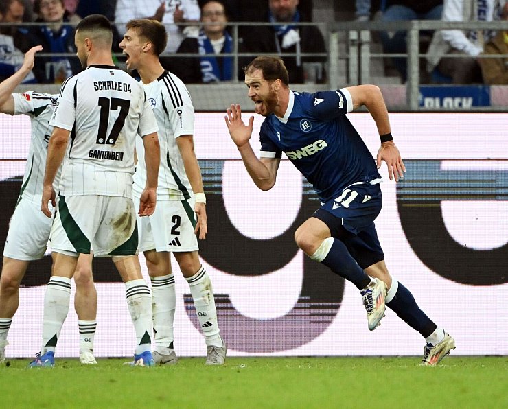 Die Führung für den KSC: Budu Siwsiwadse (r.) nutzt das Chaos in der Schalker Abwehr. - © Uli Deck/dpa
