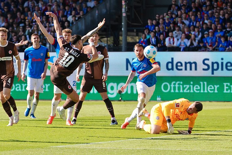 St. Paulis Danel Sinani (3. v.l) trifft zum 1:1. - © Frank Molter/dpa