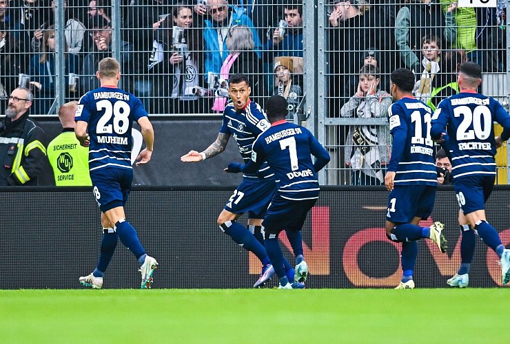 Davie Selke (2.v.l.) hatte den HSV früh in Führung gebracht. - © Silas Schueller/Defodi Images/dpa