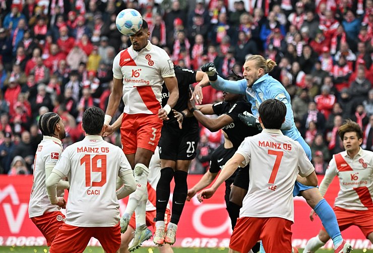 Stand oft im Fokus: Mainz-Torwart Robin Zentner. - © Torsten Silz/dpa