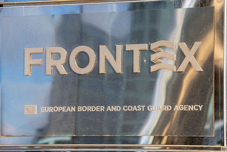 Logo der EU-Grenzschutzagentur Frontex. (Archivbild) - © Nicolas Maeterlinck/belga/dpa