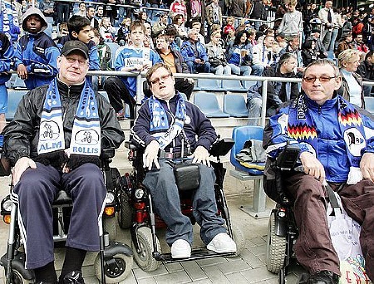 Ganz vorne dabei: Tobias Hille (Mitte) mit zwei Mitgliedern vom Arminias Behindertenfanclub fieberten natürlich auch beim jüngsten Spiel gegen die Bayern in der Schüco-Arena mit.Foto: Rudolph