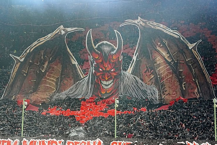 In Kaiserslautern sorgten die Fans mit ihrer Choreographie für Gänsehaut. - © Thomas Frey/dpa