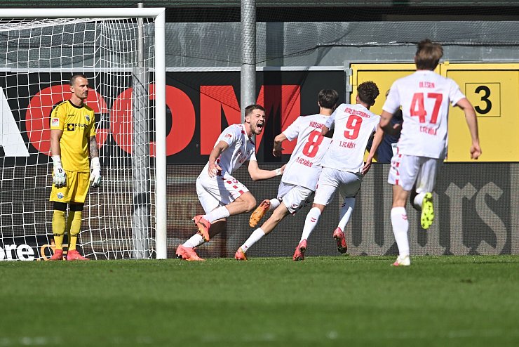 Köln kletterte durch ein umkämpftes 2:1 beim SC Paderborn zurück an die Tabellenspitze. - © Bernd Thissen/dpa