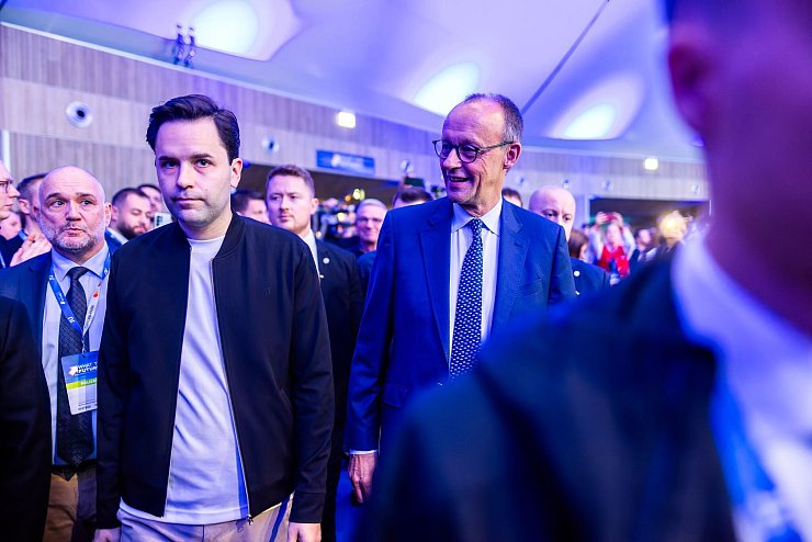 JU-Chef Johannes Winkel (links) ist im Rentenstreit grundlegend anderer Meinung als Kanzler Merz. - © Philipp von Ditfurth/dpa