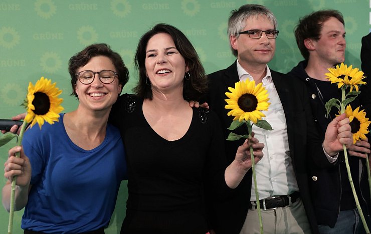 Sven Giegold (neben Annalena Baerbock) ist bei den Grünen gut vernetzt. - © Kay Nietfeld/dpa