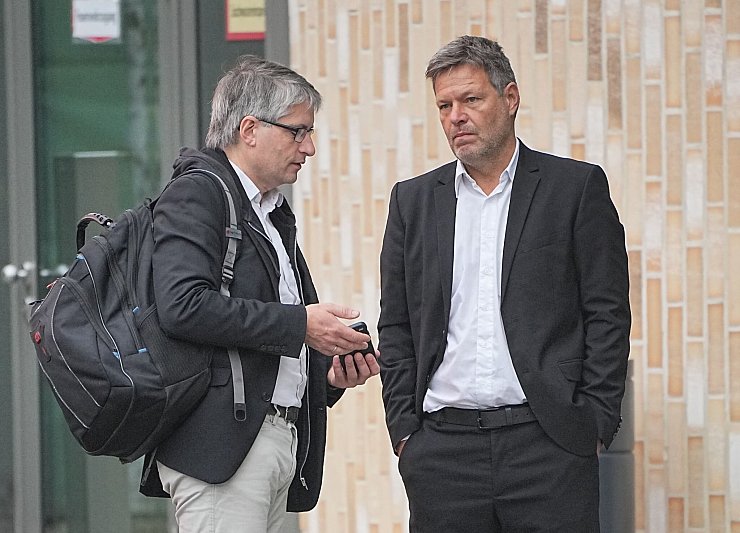 Robert Habeck (rechts) arbeite mit Sven Giegold (links) gut zusammen, heißt es bei den Grünen. - © Michael Kappeler/dpa