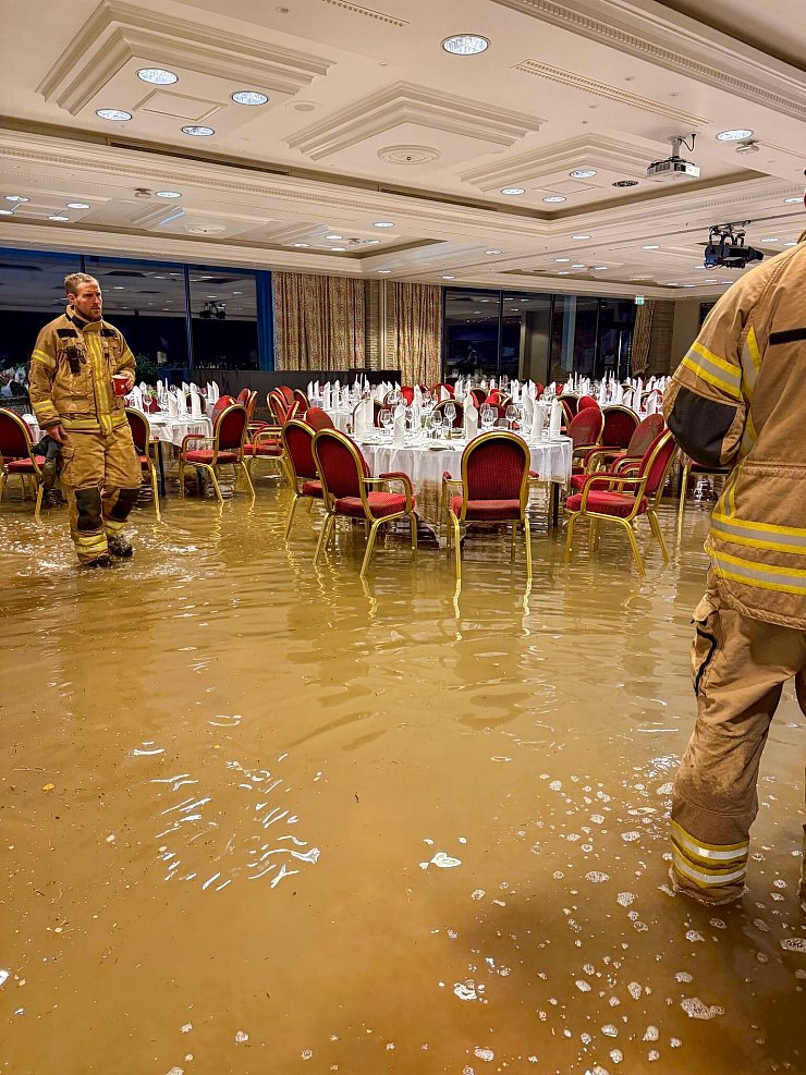 Das Unwetter "Jakob" führte in Norwegen zu Überschwemmungen - wie hier in einem Hotelsaal. - © Britt Marie Grieg/NTB/dpa