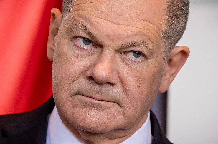 Der amtierende Kanzler Scholz sieht einen Anschlag auf die Handelsordnung - © Michael Kappeler/dpa