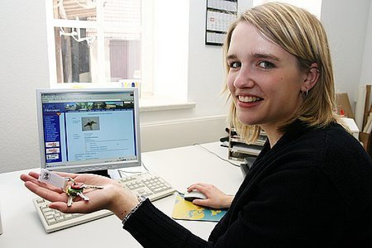 Fundstück: Verwaltungsfachangestellte Jeanette Scheller zeigt einen Schlüsselbund, der im virtuellen Fundbüro aufgeführt ist. Foto: Pavlustyk