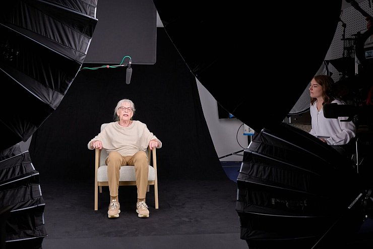 Die Holocaust-Überlebende Eva Weyl wird in einem Studio der TU Dortmund für ein Hologramm bei der Beantwortung von Fragen von Journalismus-Studentin Fabia Lulis (r) zu ihrem Leben gefilmt. Besucherinnen und Besucher können im Rahmen einer Ausstellung auf Zeche Zollverein in Essen ab dem 27.01.2026 Zeitzeugen befragen - als KI-gesteuertes Hologramm. - © Bernd Thissen/dpa