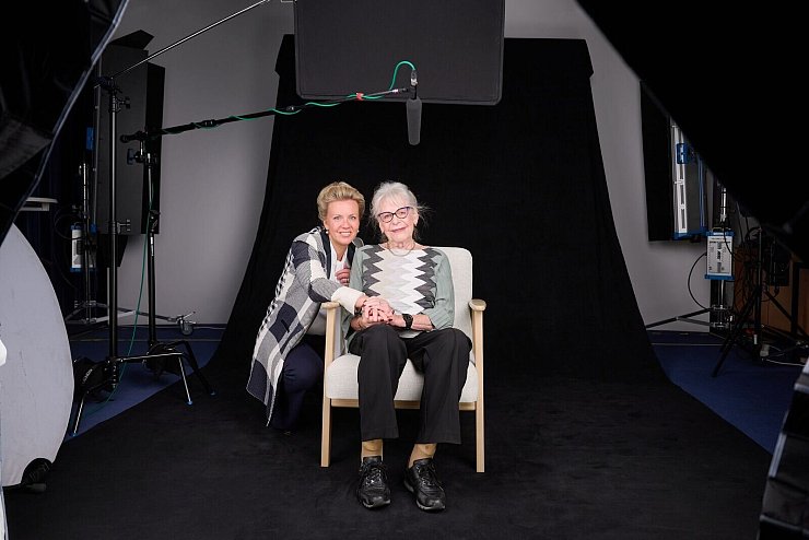 Die Holocaust-Überlebende Eva Weyl (r) sitzt in einem Studio der TU Dortmund neben Ina Brandes, Ministerin für Kultur und Wissenschaft des Landes Nordrhein-Westfalen. Das Ministerium plant zusammen mit der TU Dortmund ein Holocaust-Hologramm-Projekt. - © Bernd Thissen/dpa