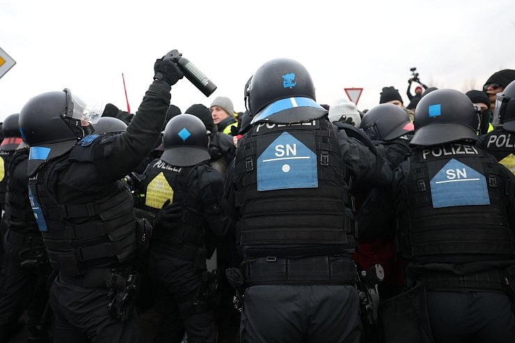 Die Polizei setzte Pfefferspray gegen Demonstranten ein (Archivbild). - © Jan Woitas/dpa