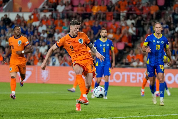 Als das Spiel nach Szalais Zusammenbruch wieder angepfiffen wird, trifft Wout Weghorst per Elfmeter zum 1:0. - © Peter Dejong/AP/dpa