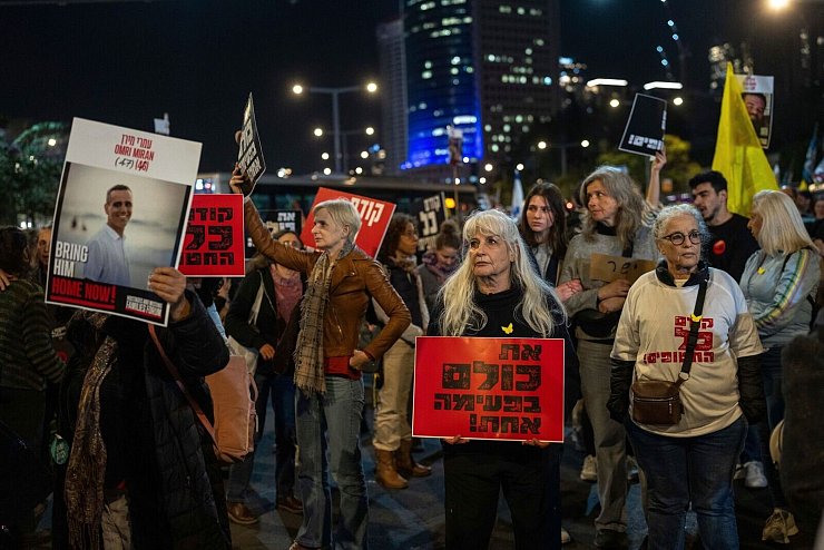 Bei Straßenprotesten setzen sich Menschen in Israel seit Monaten für die Freilassung der Hamas-Geiseln ein. (Archivbild) - © Ohad Zwigenberg/AP/dpa