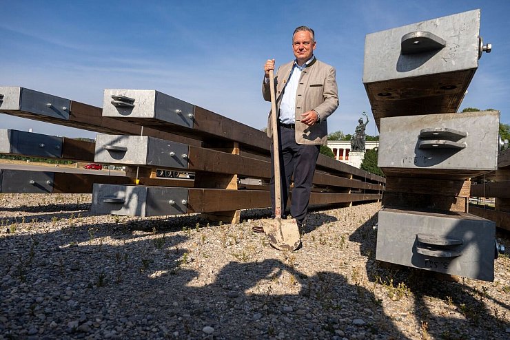 Wiesnchef Christian Scharpf auf der Oktoberfest-Baustelle. (Archivbild) - © Peter Kneffel/dpa