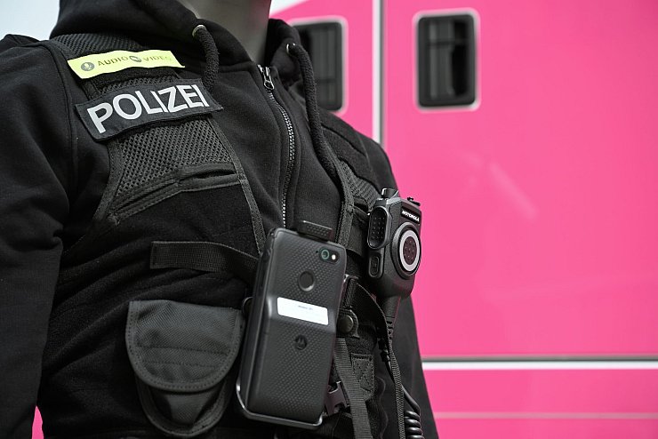 Das Smartphone ist so angebracht, dass die Kamera der Einsatzzentrale gut zeigen kann, was der Beamte gerade vor sich hat. - © Wolf von Dewitz/dpa