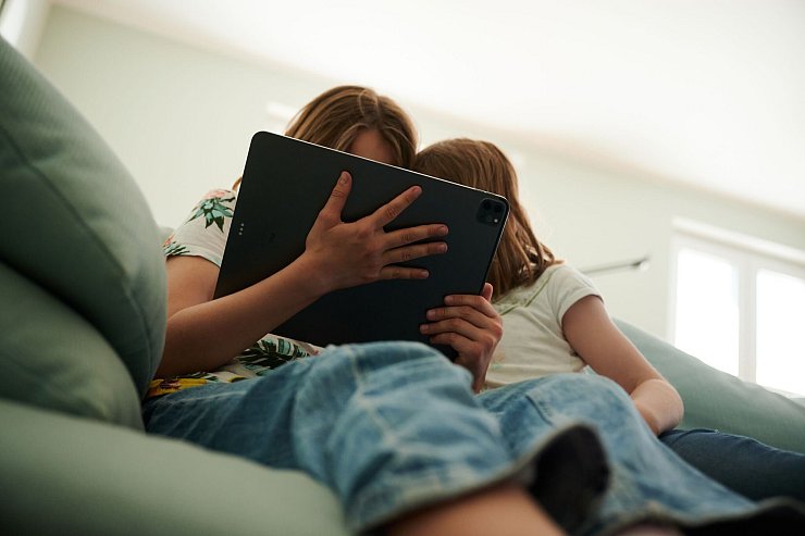 Auch auf einem Tablet lässt es sich gut vorlesen. - © Annette Riedl/dpa