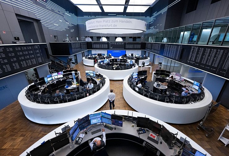 Deutsche Sparer setzen gerne auf Bankeinlagen - und lassen sich die Chancen der Börse entgehen (Archivbild). - © Boris Roessler/dpa
