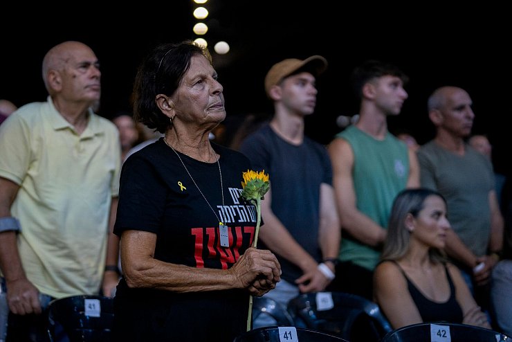Ein Jahr nach dem Massaker der Hamas in Israel haben viele Menschen der Opfer gedacht. - © Ilia Yefimovich/dpa