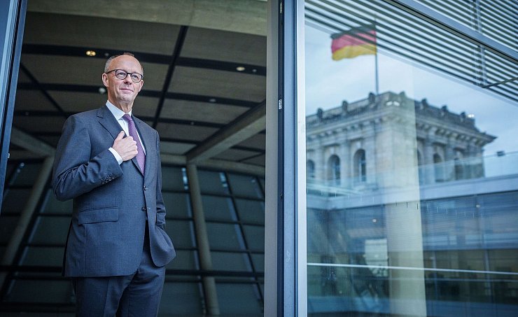 Merz mahnt: Wir müssen uns nach der Wahl noch in die Augen schauen können. - © Michael Kappeler/dpa