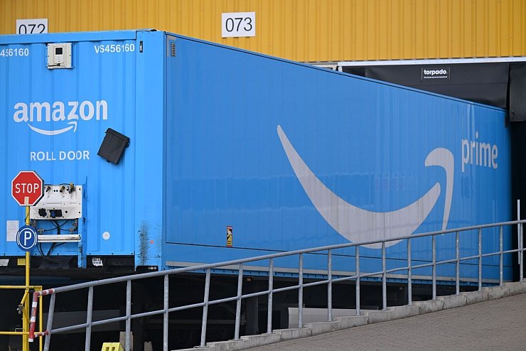 Viel Platz für die Waren: ein Amazon-Container am Dortmunder Logistikzentrum. - © Wolf von Dewitz/dpa