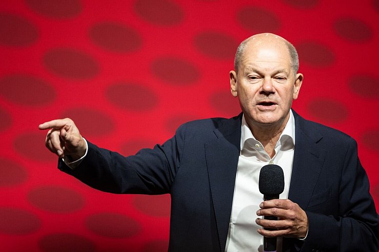 Olaf Scholz muss bis zu 19 Prozentpunkte Rückstand auf die Union aufholen, wenn er im Kanzleramt bleiben will. - © Hannes P. Albert/dpa