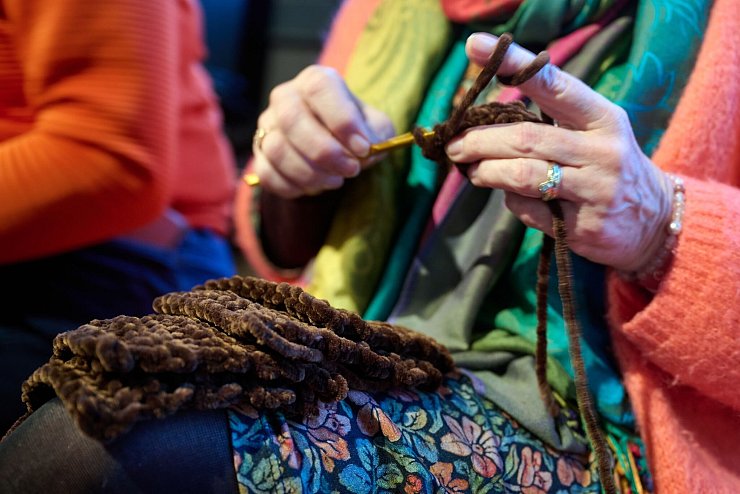 Aus 1.100 zehn mal zehn Zentimeter großen Quadraten soll am Ende eine Fläche von elf Quadratmetern bedeckt werden. - © Bernd Thissen/dpa