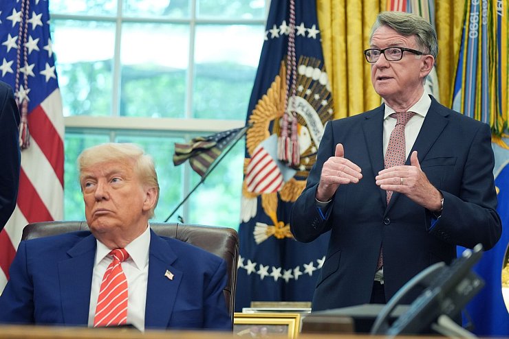 US-Präsident Trump und Peter Mandelson gerieten durch ihre Beziehungen zu Epstein beide unter Druck. (Archivbild) - © Evan Vucci/AP/dpa