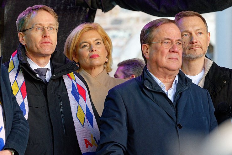 Daniel Günther, Julia Klöckner, Armin Laschet und Christian Lindner waren bei der Kundgebung gegen Rechtsextremismus in Aachen mit dabei. - © Henning Kaiser/dpa