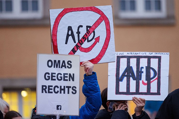 Bei der Demo in Gütersloh auch dabei: Die «Omas gegen Rechts». - © Friso Gentsch/dpa
