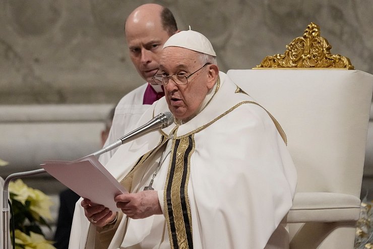 Es wird erwartet, dass der Papst sich bei den Weihnachts-Gottesdiensten eindringlich gegen Krieg aussprechen wird. (Archivbild) - © Gregorio Borgia/AP/dpa
