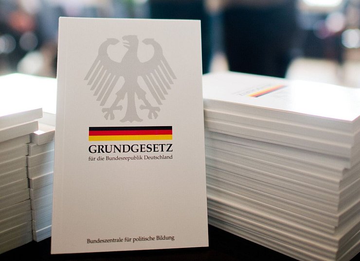 Das Grundgesetz regelt den Weg zu einer Neuwahl. (Archivbild) - © Julian Stratenschulte/dpa