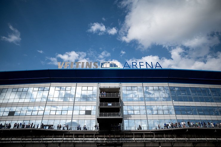 Mit mehr als 61.000 hatte Schalke 04 von allen Zweitligisten den h&ouml;chsten Zuschauerschnitt. - &copy; Fabian Strauch/dpa