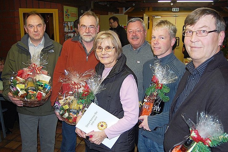 Der stellvertretende Vorsitzende des DRK, Hans-Rainer Kuhlmey (Mitte), am Montagabend bei (von links) Detlev und Dieter Eitzen (60 und 90 Spenden), Ingeborg Richtscheid, Mario Oelrichs und Karl-Heinz Daake (je 25 Spenden) mit Urkunden, Nadeln und Präsentkörben. - © Foto: Kemna