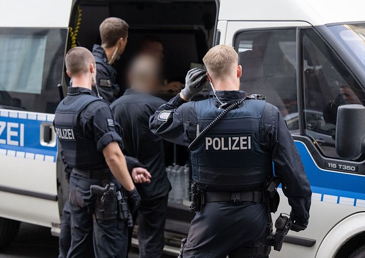 Die Gewerkschaft der Polizei (GdP) fordert angesichts der gestiegenen Zahl registrierter Gewalttaten bessere Technik und mehr Personal. (Archivbild) - © Boris Roessler/dpa