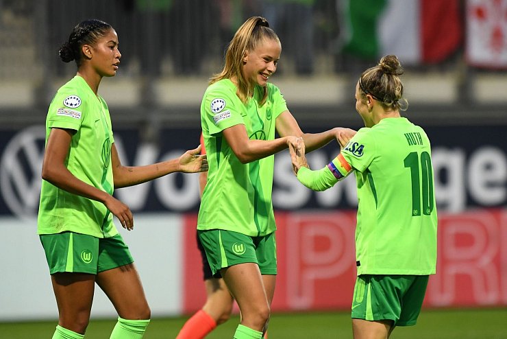 Haben die Champions League erreicht: Die Wolfsburger Spielerinnen Vivien Endemann (M), Svenja Huth (r) und Sveindis Jonsdottir. - © Swen Pförtner/dpa