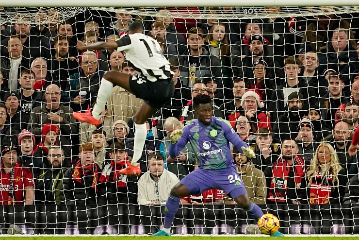 Alexander Isak kommt frei zum Kopfball. - © Dave Thompson/AP/dpa