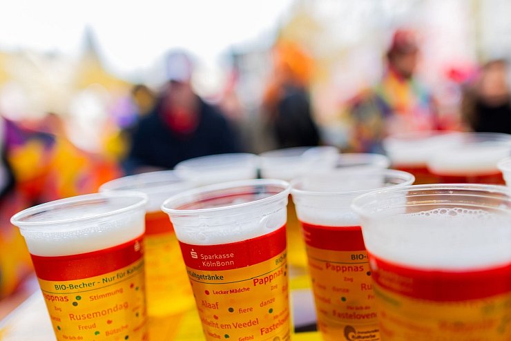 Viele Karnevalisten trinken viel, was anderen Karnevalisten wiederum zu viel ist. (Archivbild) - © Rolf Vennenbernd/dpa