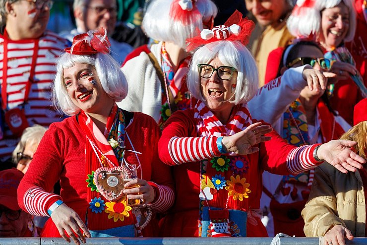 Karnevalistinnen beim Rosenmontagszug 2025: Bald haben sie wieder Grund zum Feiern. - © Christoph Reichwein/dpa