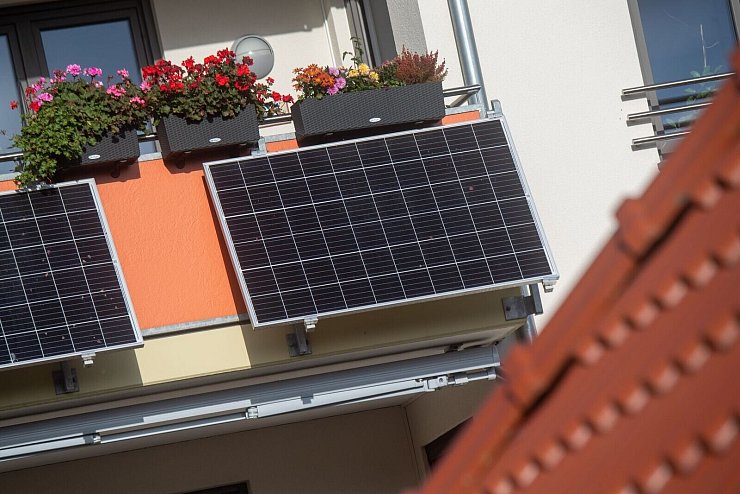 Solarmodule für ein sogenanntes Balkonkraftwerk hängen an einem Balkon in Stralsund. - © Stefan Sauer/dpa