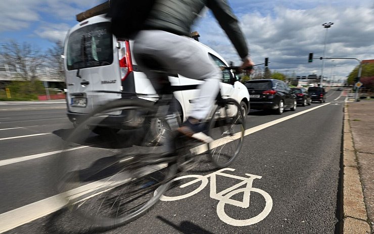 Fahrradspur neben einer Autostraße. Das Fahrradklima in Deutschland ändert sich nur langsam. - © Martin Schutt/dpa