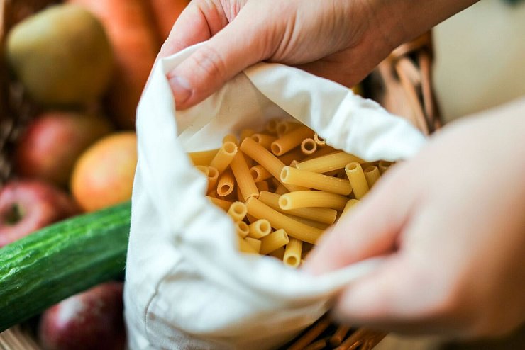 Unverpackte Lebensmittel helfen, die Massen an Verpackungsmüll zu reduzieren. - © Jan Woitas/dpa-Zentralbild/dpa