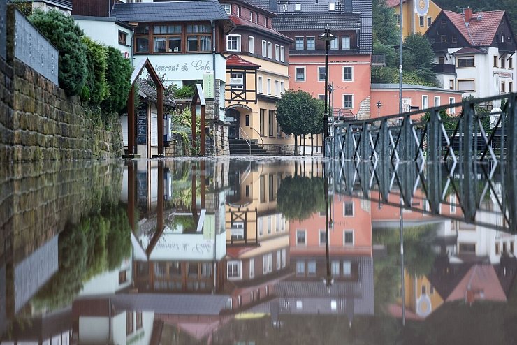 Die Häuser des Luftkurortes Rathen spiegeln sich im Hochwasser der Elbe, während die Pegelstände in Sachsen weiter ansteigen. - © Jan Woitas/dpa/dpa-tmn