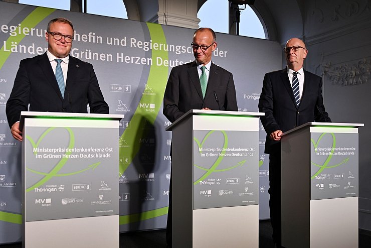 Treffen der ostdeutschen Ministerpräsidenten mit Bundeskanzler Friedrich Merz (CDU) - © Martin Schutt/dpa