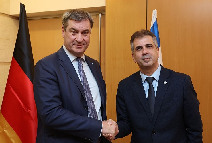 Der bayerische Ministerpräsident Markus Söder (l) wird von dem israelischen Außenminister Eli Cohen begrüßt. - © Karl-Josef Hildenbrand/dpa