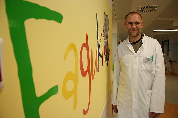 Kinderchirurg Dr. Rolf-Peter Möritz hat Anfang des Monats seinen Dienst angetreten. Er ist auch für schwierige Eingriffe bei Neugeborenen qualifiziert.