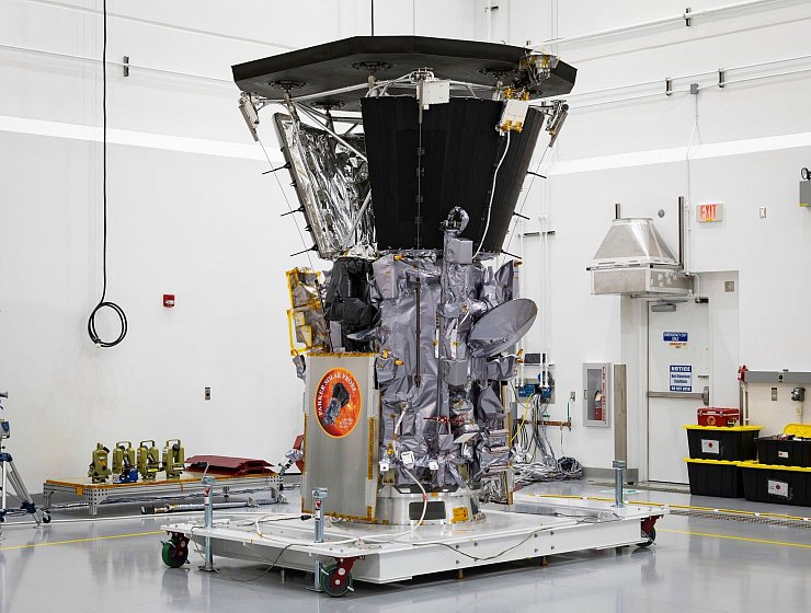 Die Sonde «Parker Solar Probe» nachdem der Hitzeschild ganz oben über den Messegeräten installiert wurde. (Archivbild) - © Ed Whitman/Johns Hopkins APL/NASA/AP/dpa