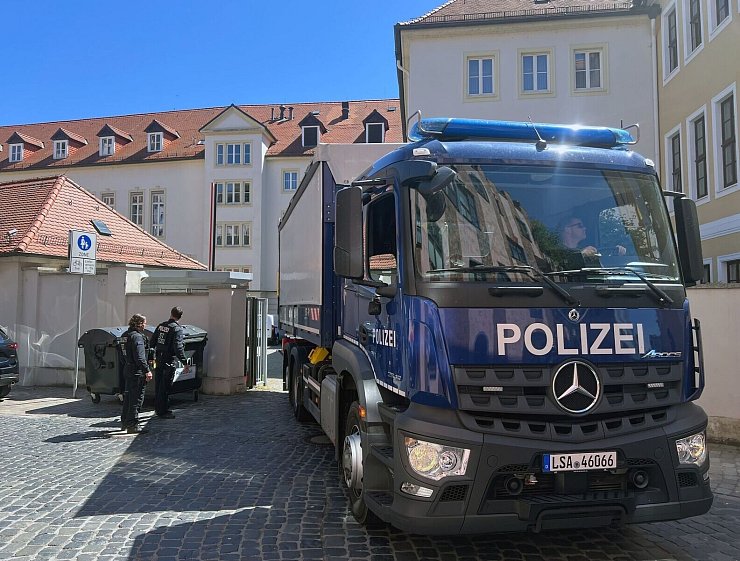 Gegen Mittag rückten weitere Ermittler mit einem Lastwagen an. - © Christopher Kissmann/dpa