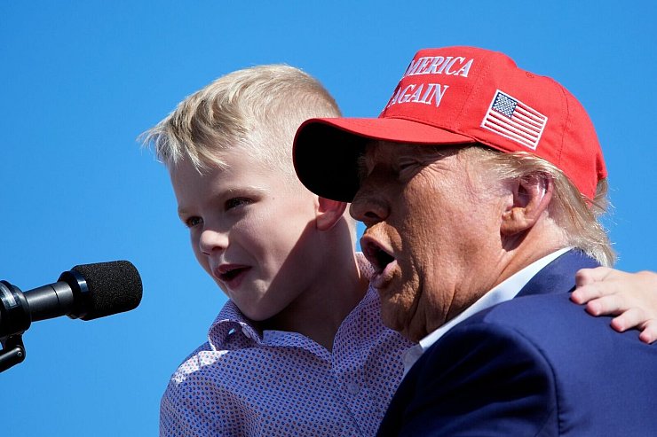 Donald Trump mit seinem Enkel Luke bei einer Wahlkampfrede im besonders umkämpften US-Bundesstaat North Carolina. - © Alex Brandon/AP